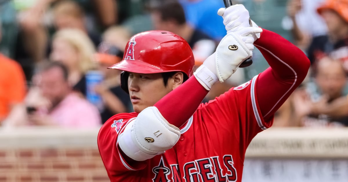 大谷翔平站上打擊區，高舉球棒等待投球